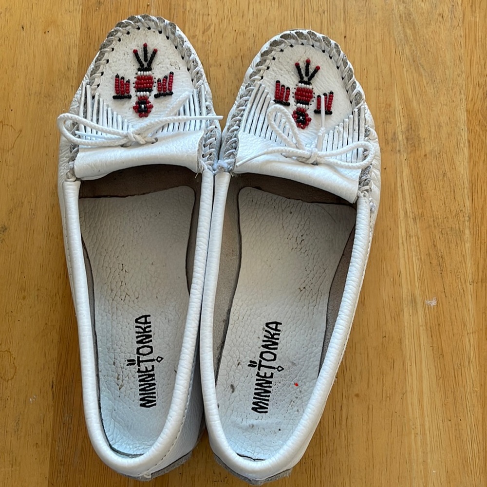 Minnetonka white leather moccasin loafers beaded size 10